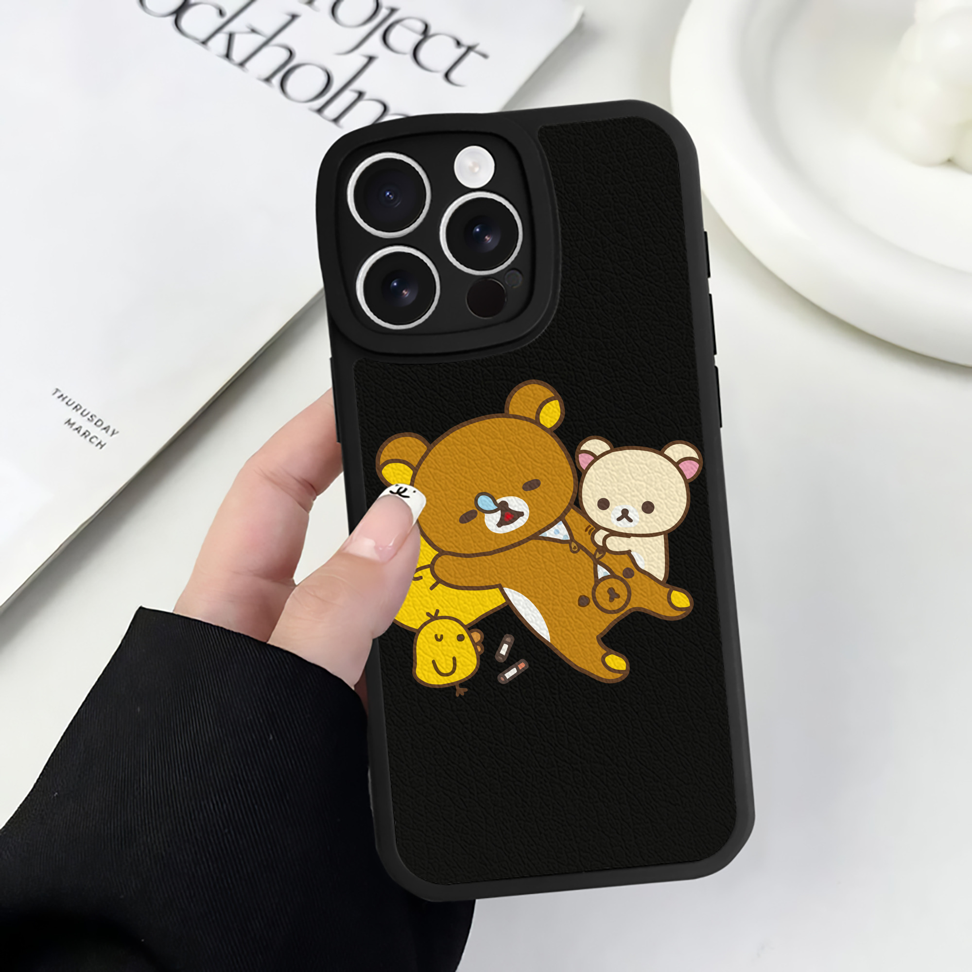 （画像用） リラックマ リラックマ キイロイトリ Rilakkuma Korilakkuma Kiiroitori 【iPhone 16シリーズ対応】シリコンスマホケース（レザー調） 材質：シリコン